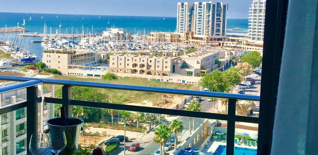 במרינה באוקיאנוס דירת 2.5 חדרים להשכרה פלוס נוף לים וממ"ד