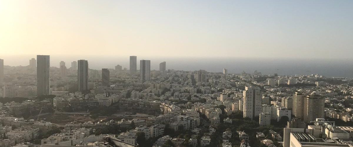למכירה בפארק צמרת דירה על חצי קומה בבנין חדיש