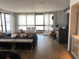 למכירה בפארק צמרת דירת 4.5 חדרים מושקעת
