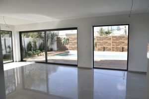 הרצליה פיתוח וילה מפוארת חדשה עם בריכה להשכרה / למכירה