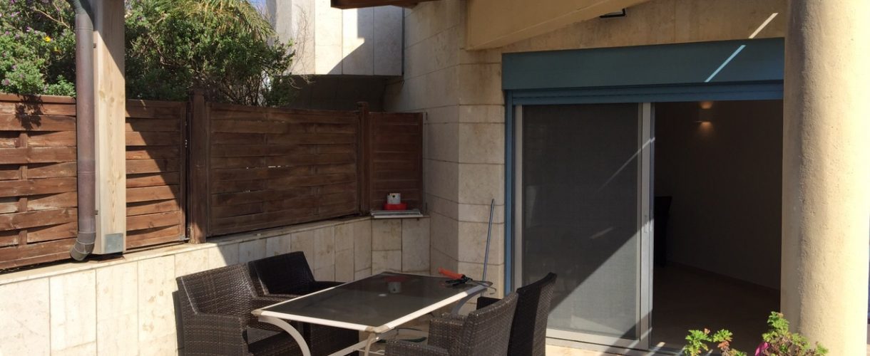 מרינה וילג׳ דירת גן של 2 חדרים עם גינה להשכרה, מיידי!