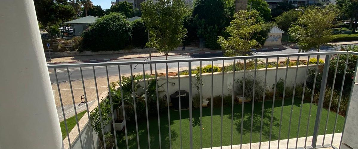 בנווה גן דירת 4 חדרים גדולה למכירה