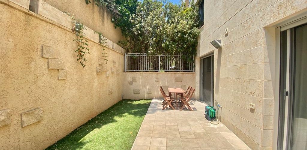 הרצליה פיתוח בקומפלקס יוקרתי דירת גן דופלקס למכירה