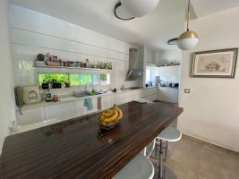 הרצליה פיתוח בית עם בריכה במיקום מעולה למכירה