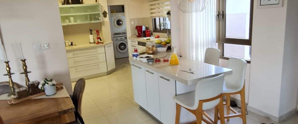 מגדלי נאמן דירת 4.5 חדרים שהפכו ל-3.5 למכירה, משופצת!