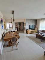 מגדלי נאמן דירת 4.5 חדרים שהפכו ל-3.5 למכירה, משופצת!