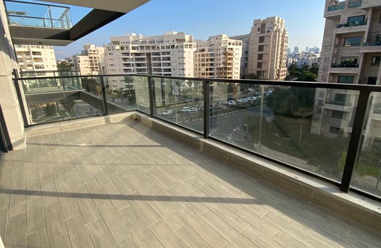 הגוש הגדול דירת 5 חדרים חדשה להשכרה