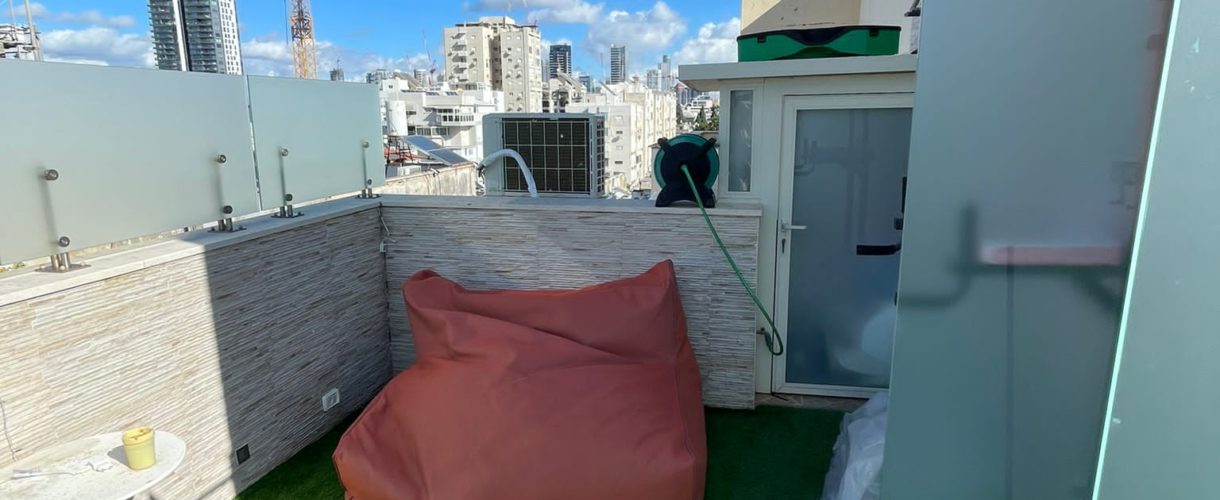 ת״א דופלקס 3 חדרים עם גג להשכרה, במיקום מרכזי