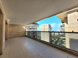 אביב בגימל מיני פנטהאוז 5.5 חדרים משופצת להשכרה, נוף לים