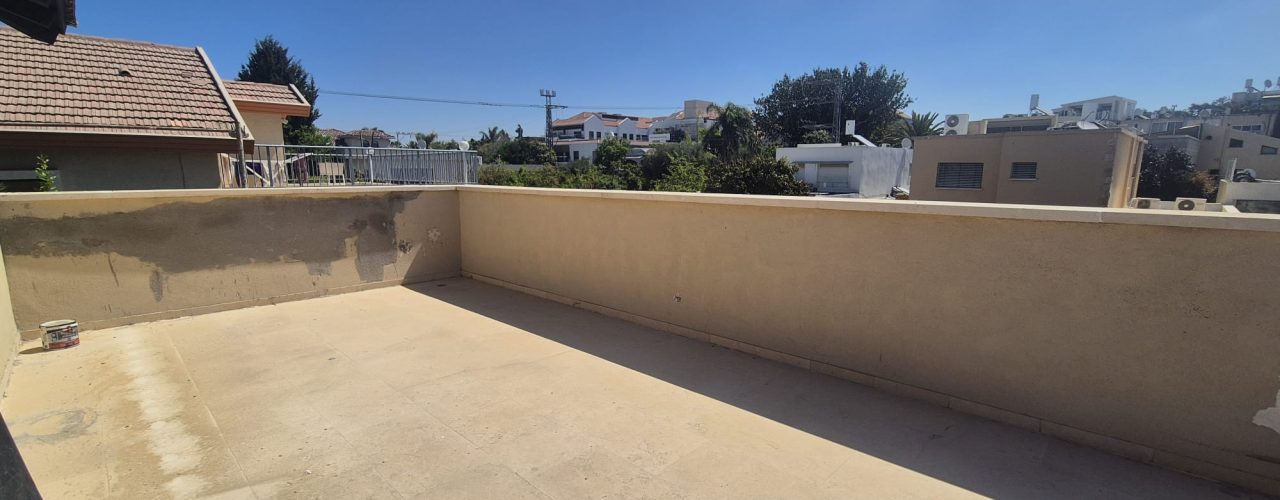 הרצליה פיתוח בית בודד ופינתי עם בריכה למכירה, ליד הים !