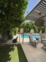 הרצליה פיתוח בית 5 חדרים פלוס יחידת דיור ובריכה גדולה להשכרה