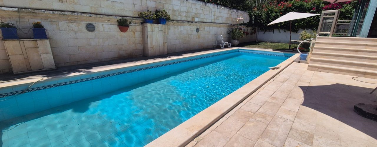 הרצליה פיתוח בית עם בריכה להשכרה