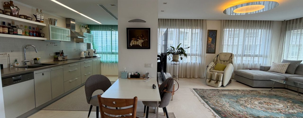 סביוני רמת אביב דירת 5 חדרים שהפכו ל-4.5 למכירה