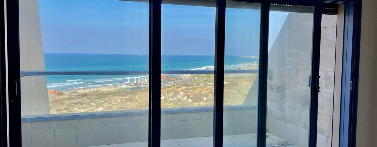 סי אנד סאן דירה מדהימה קו ראשון לים למכירה