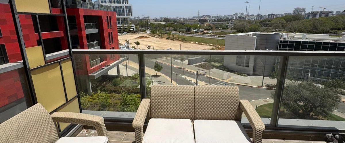 הרצליה הילס דירת 4 חדרים שהפכו ל-3.5 מרוהטת להשכרה