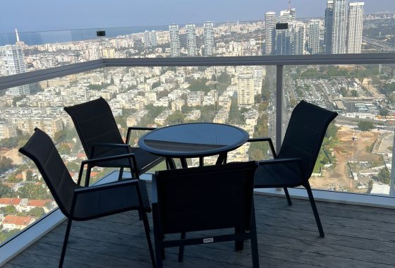 מידטאון דירת 4 חדרים שהפכו ל-3 מרוהטת להשכרה / תקופות קצרות
