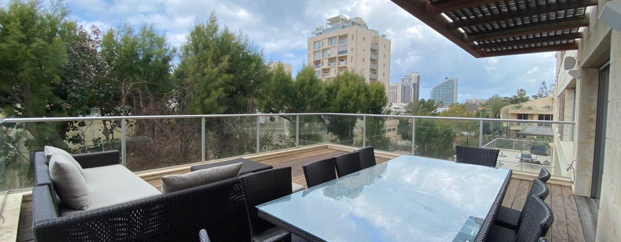 הרצליה פיתוח דירת 4 חדרים להשכרה