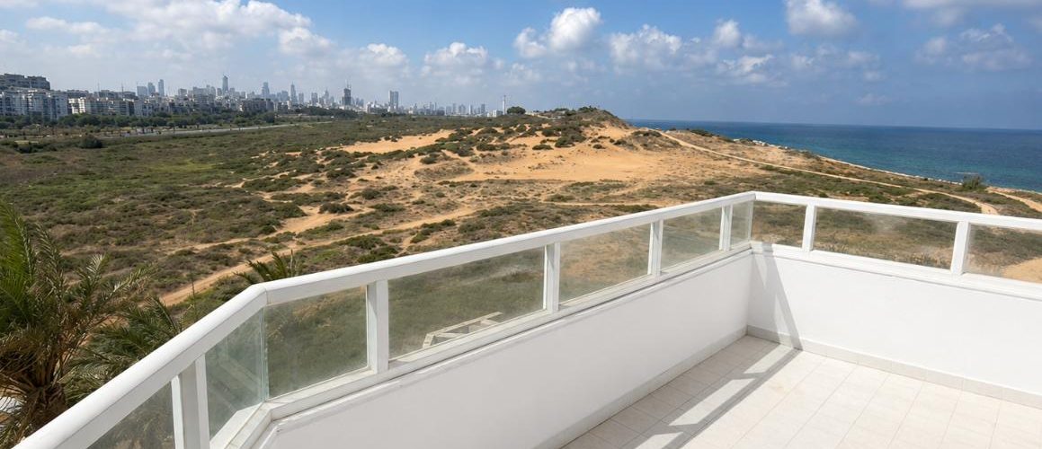 סי אנד סאן דירה למכירה