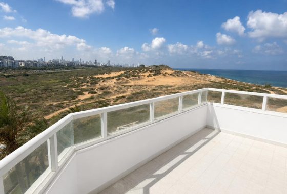 סי אנד סאן דירה למכירה