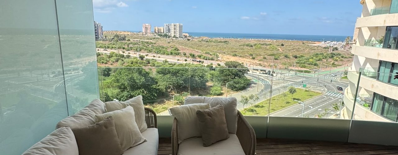 בלו דירת פאר מרוהטת של 4.5 חדרים שהפכו ל-3.5 להשכרה