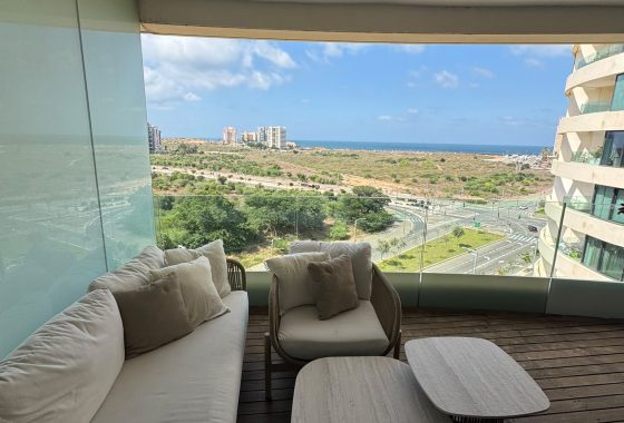 בלו דירת פאר מרוהטת של 4.5 חדרים שהפכו ל-3.5 להשכרה